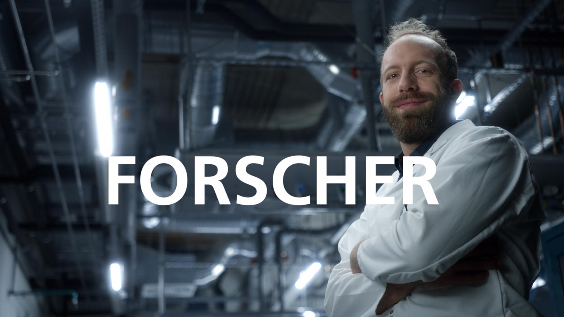 Ausschnitt aus dem Fraunhofer Recruitingspot, Mann steht stolz in einer Werkshalle mit dem Bildtitel 